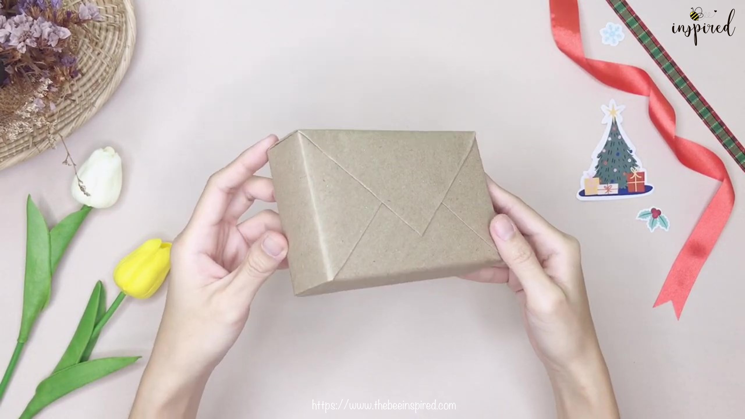 Diy Gift Wrapping Hack : วิธีห่อของขวัญแบบประหยัดกระดาษ สำหรับของขวัญวันวาเลนไทน์  วันปีใหม่ & วันเกิด - The Bee Inspired