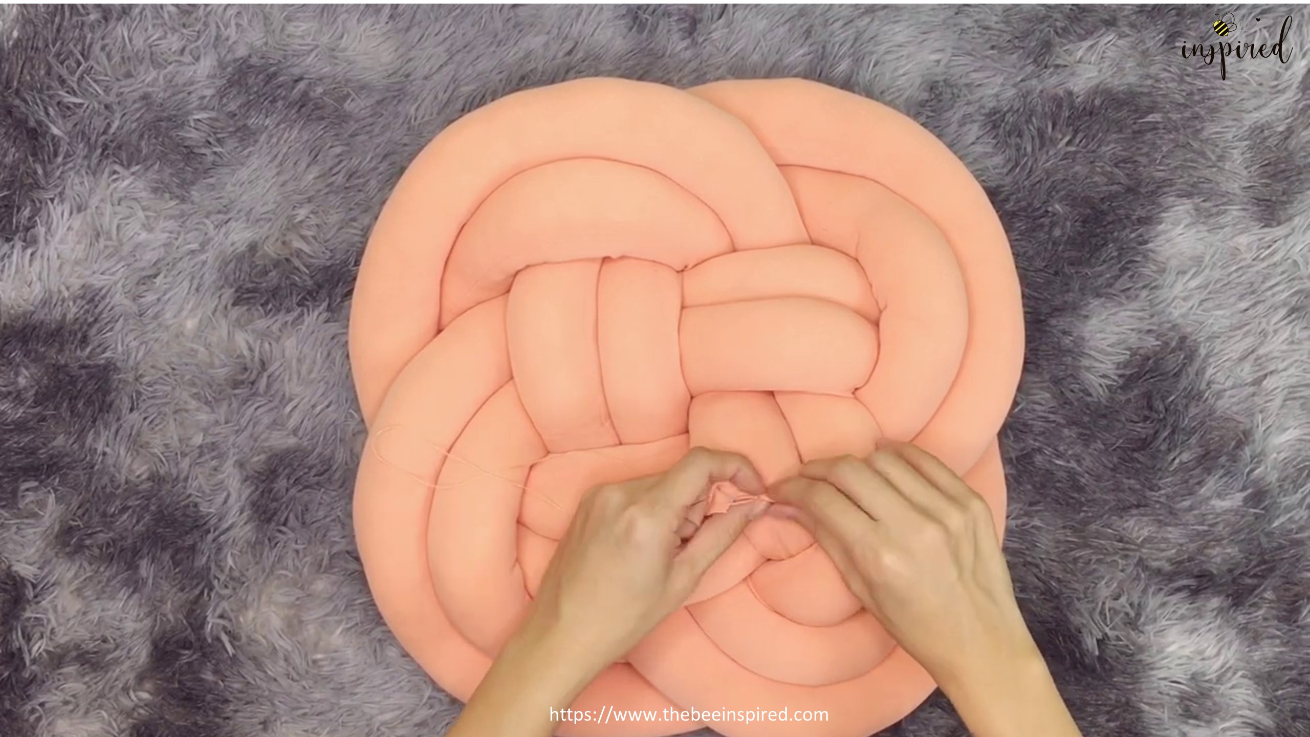 DIY Knot Pillow_2_21